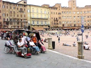 Gruppo di turisti a Siena