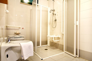 Sala da bagno accessibile in resort